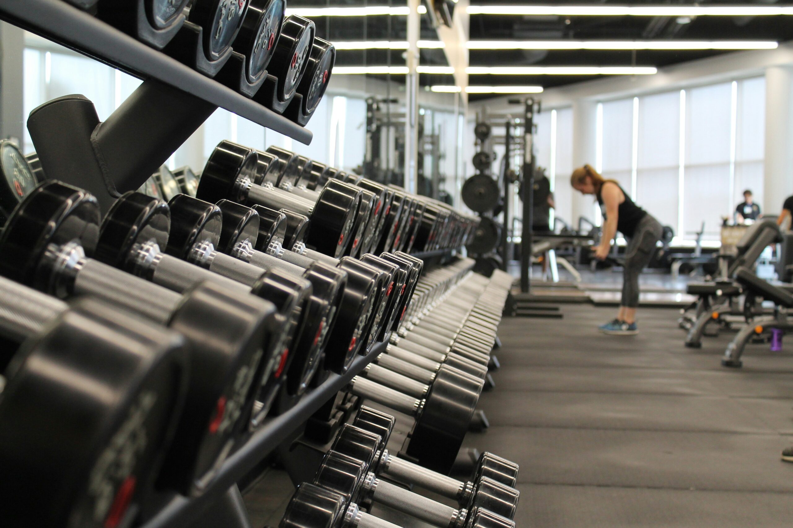 attrezzatura palestra sardegna donna che si allena con manubir