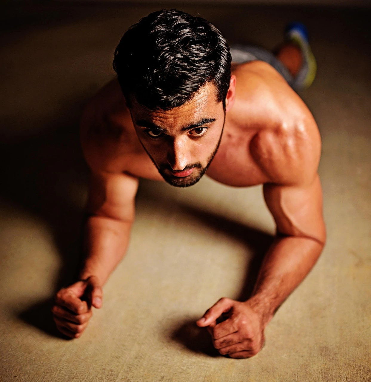 uomo in plank attrezzatura home gym sardegna