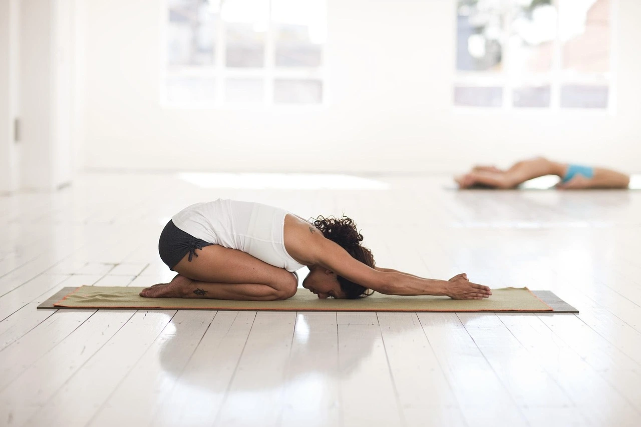 donna che fa yoga pogettazione palestra sardegna